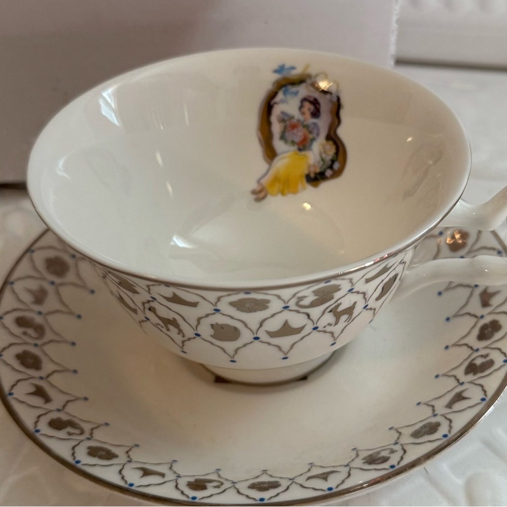 NIB The English Ladies Disney Snow White  Teacup and Saucer Set platinum
